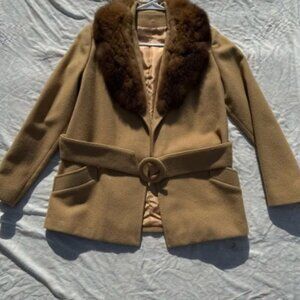 Elegant Vintage Tan Women's Coat with Fur Collar